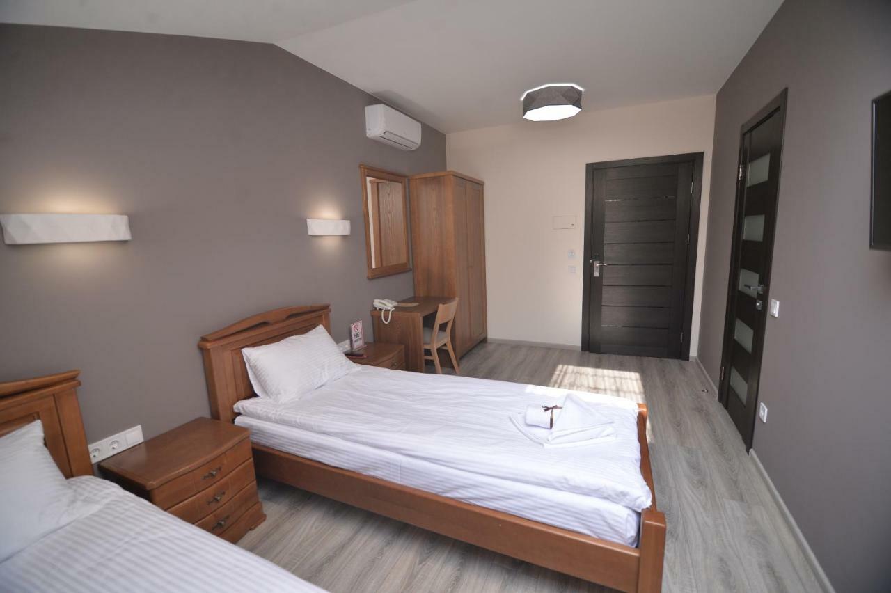 Geography Hotel Veresneve Екстериор снимка